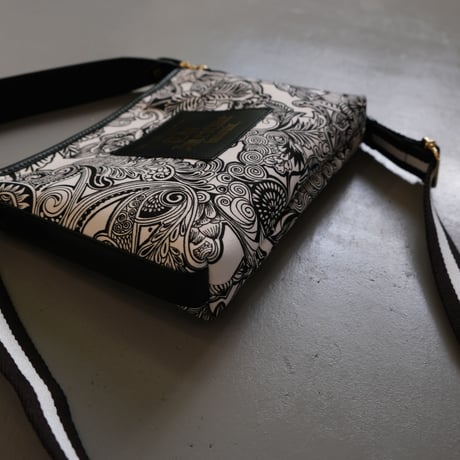intoxic.　イントキシック　Benita　UB-147　zentangle white