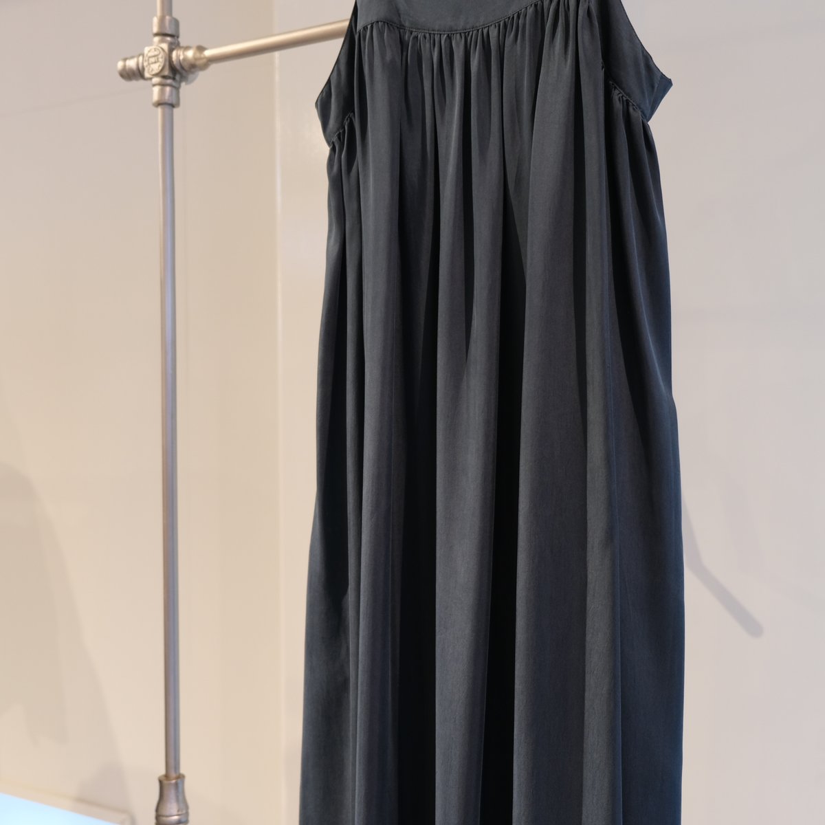 美品　2024　SINME　シンメ　ストラップロングワンピース　キュプラ　洗える 美品 2024 SINME シンメ ストラップロングワンピース キュプラ