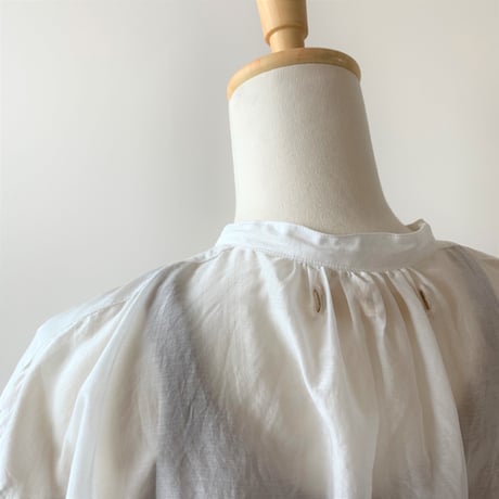 suzuki   takayuki    puff-sleeve blouse   　nude