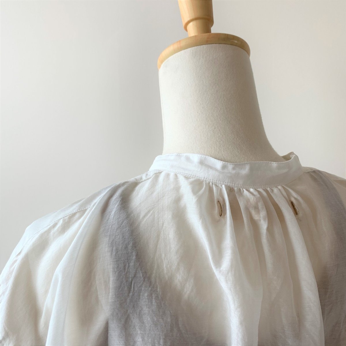suzuki takayuki puff-sleeve blouse nude suzuki takayuki puff-sleeve blouse nude