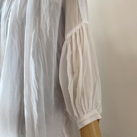 suzuki   takayuki    puff-sleeve blouse   　nude