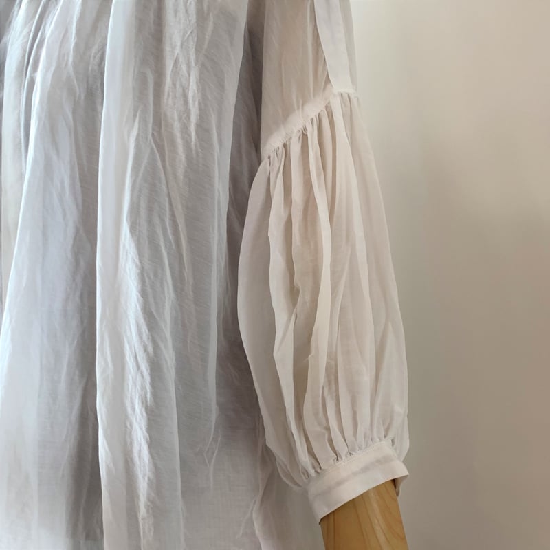 suzuki takayuki puff-sleeve blouse nude suzuki takayuki puff-sleeve blouse nude