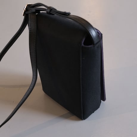 INTOXIC.   HOLIDAY VHS CROSS CARRY 　black