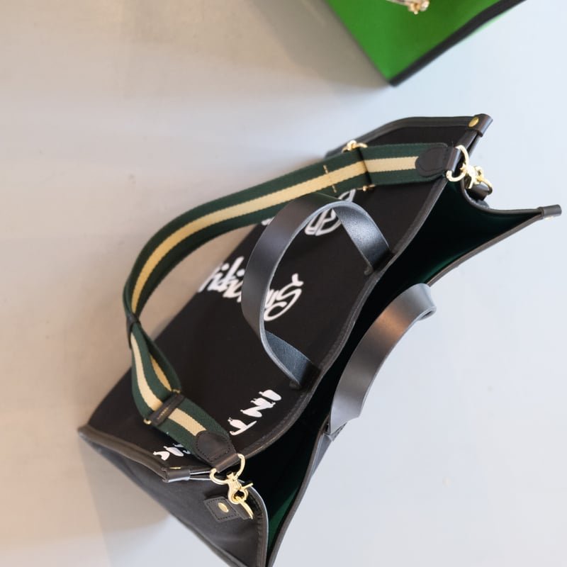 イントキシック　ブラックレザートートバッグ ショルダーストラップ付き イントキシック ブラックレザートートバッグ ショルダー