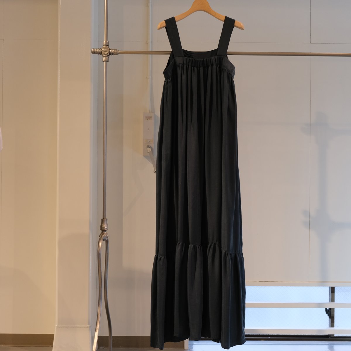 美品　2024　SINME　シンメ　ストラップロングワンピース　キュプラ　洗える 美品 2024 SINME シンメ ストラップロングワンピース キュプラ