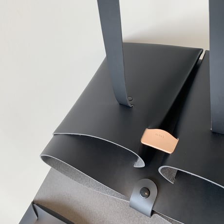 SEAMLESS DOCUMENT BAG　/　BLACK