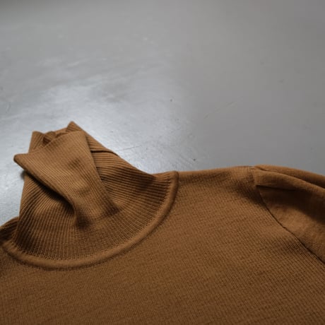 SINME リブタートルニット 　S21AW-11　レッド/キャメル