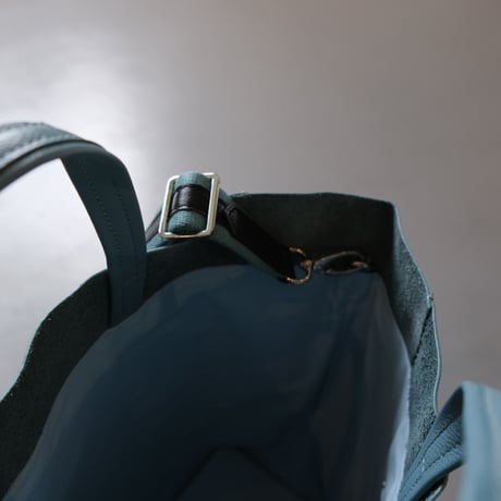 INTOXIC.    RESONATES    Mad strap tote    ナイルブルー