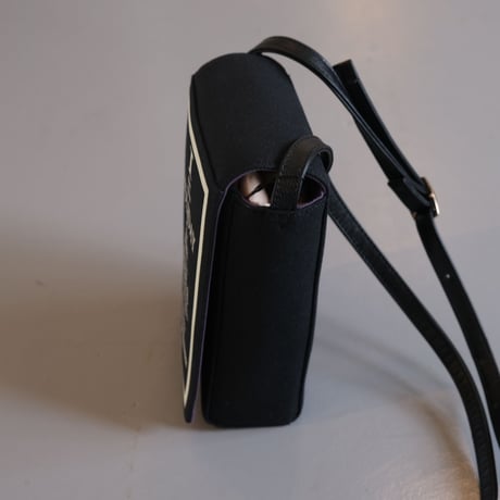 INTOXIC.   HOLIDAY VHS CROSS CARRY 　black