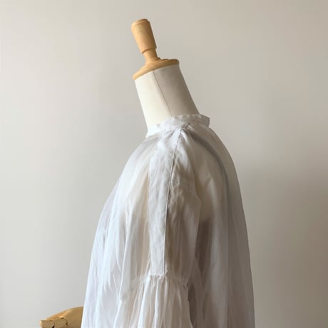 suzuki   takayuki    puff-sleeve blouse   　nude