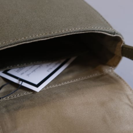INTOXIC.   HOLIDAY VHS CROSS CARRY 　  khaki