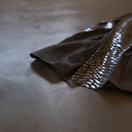 NAKAGAMI　箔ヘリンボーンプリーツスカート　charcoal gray×silver　N0321A0032