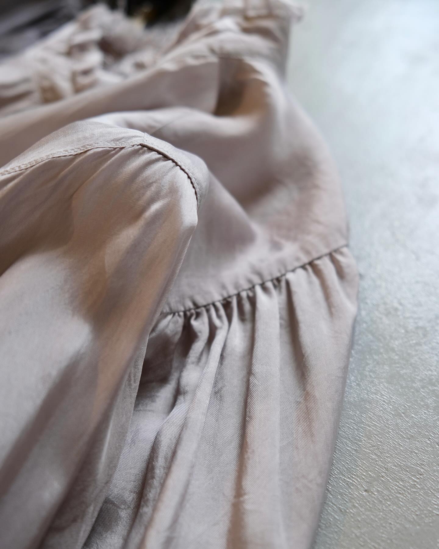suzuki takayuki bishop-sleeve blouse | geep