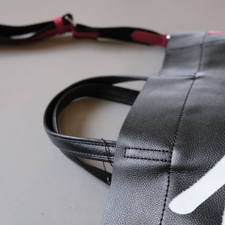 INTOXIC.    RESONATES    Mad strap tote 　ブラック