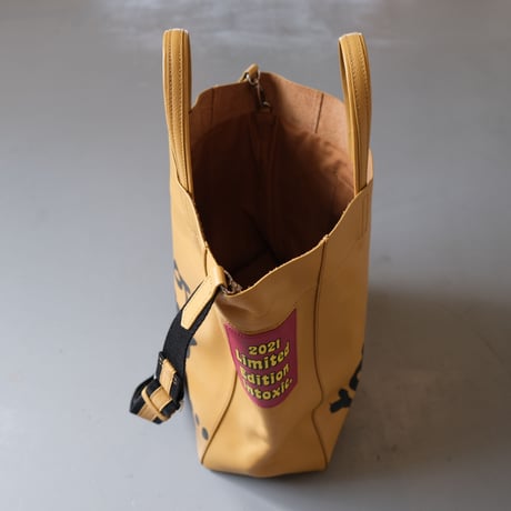 INTOXIC.    RESONATES    Mad strap tote   アーモンドベージュ