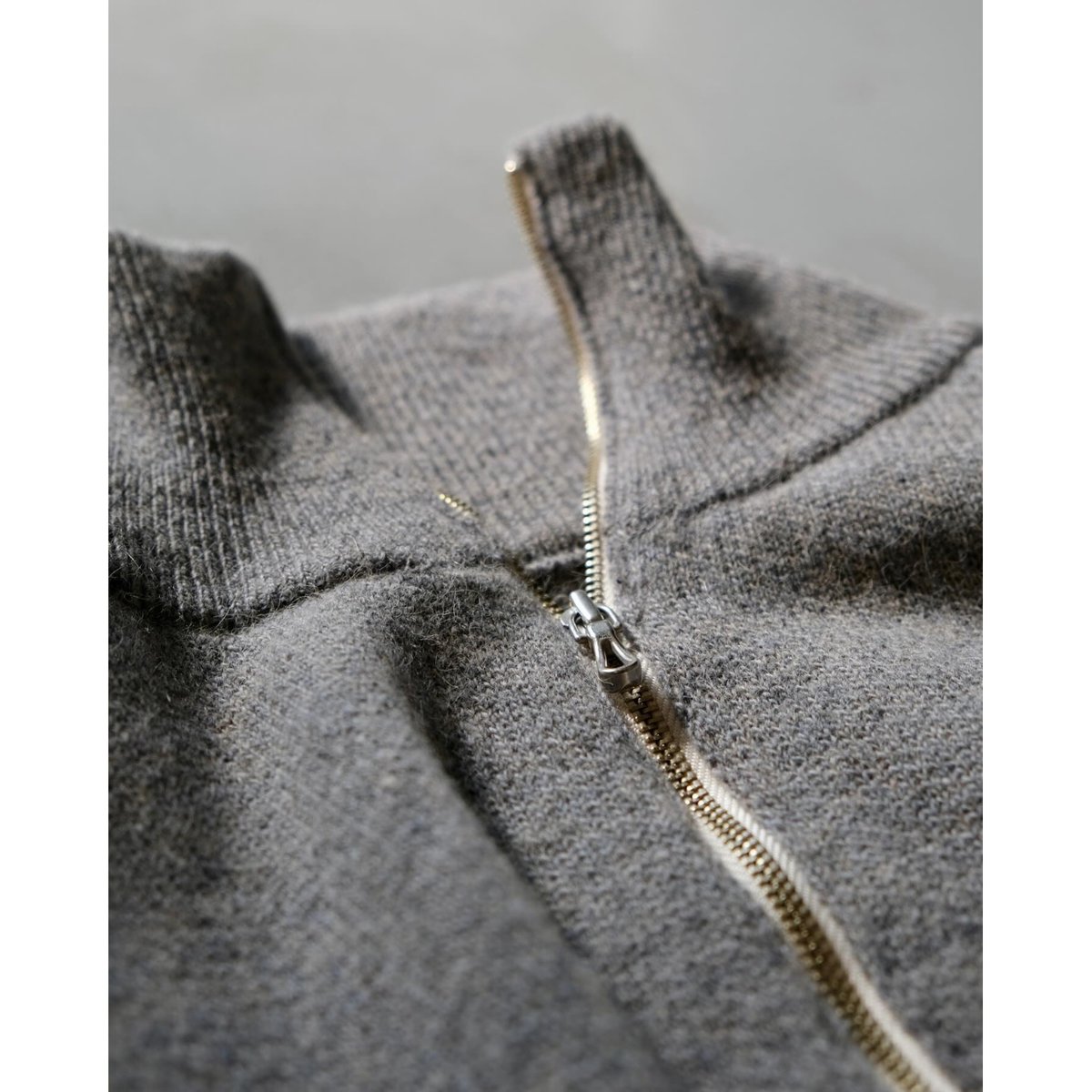 BATONER Men BACKLOOP CAMEL HALF ZIP | geep