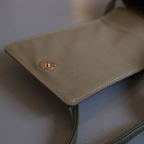 INTOXIC.   HOLIDAY VHS CROSS CARRY 　  khaki