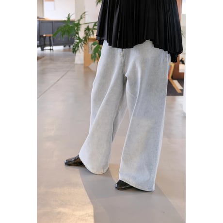 M53.  BELTED BAGGY DENIM