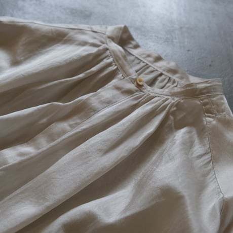 suzuki  takayuki  　 puff-sleeve blouse    　A221-03    nude