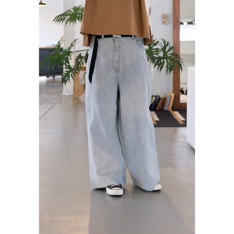 M53.  BELTED BAGGY DENIM