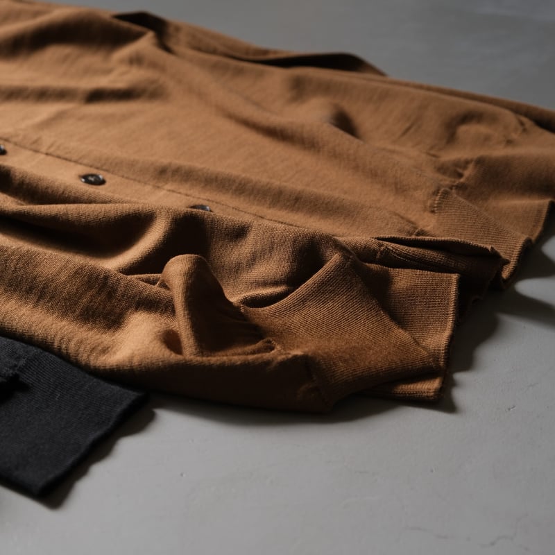 BATONER Unisex SUPERIOR MERINO V-NECK CARDIGA