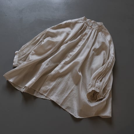 suzuki  takayuki  　 puff-sleeve blouse    　A221-03    nude