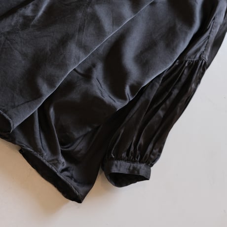 suzuki  takayuki  　 puff-sleeve blouse    A221-03  　black