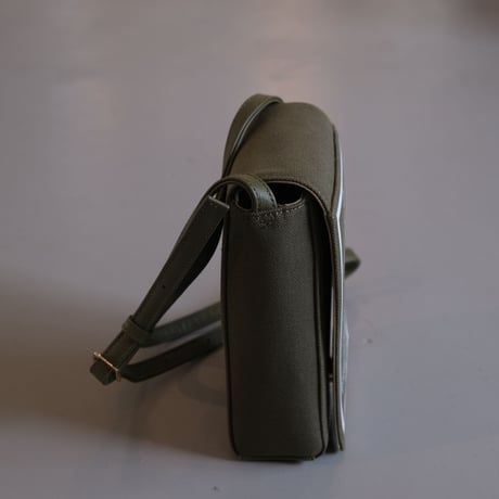 INTOXIC.   HOLIDAY VHS CROSS CARRY 　  khaki