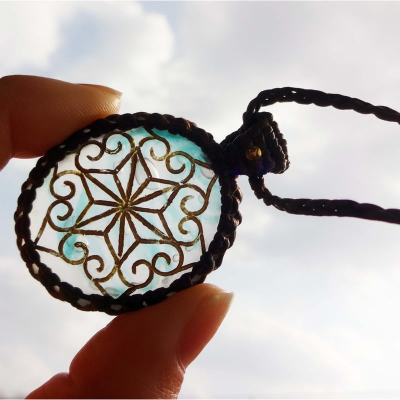 曼荼羅　ガラスネックレス　ガラス細工 アイヌ曼荼羅のマクラメガラスペンダント | EZO GLASS