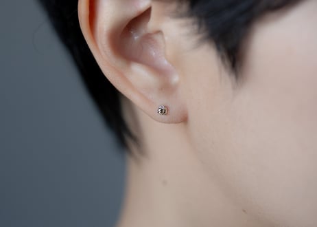 Ptプラチナ ブラウンダイヤピアス　（片方）