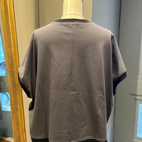 QTUME ロゴTシャツ