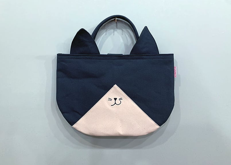 ハチワレ猫刺繍♡帆布・ブラック・ちょっと大きめシックなトートバッグ