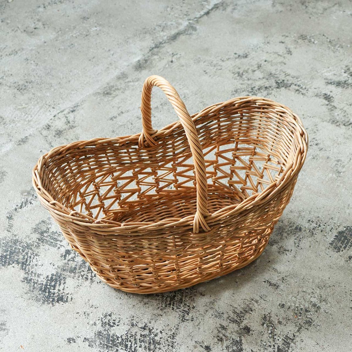 RATTAN RETRO OVAL BASKET / 天然素材の皮付きラタンを贅沢に使用したオ