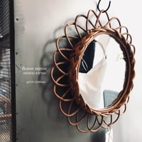 FLOWER MIRROR  / THE AROROG / φ30cm / ラタン素材  / φ300〜330×D30mm / 全体  フラワーミラー/ Lサイズ
