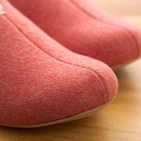 高密度なボリュームボアが 寒い日の足元にしっかりと寄り添う room's Sheep slipper / women Mサイズ (22.5cm~24cm)