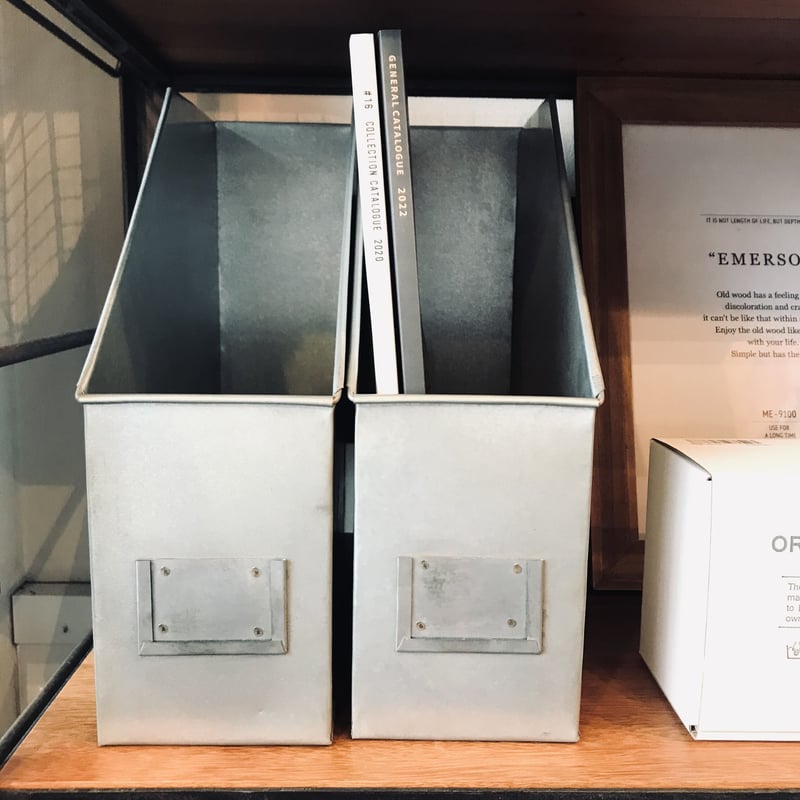 A4 FILE STAND / 無機質なインテリアに溶け込むブリキ素材のファイル