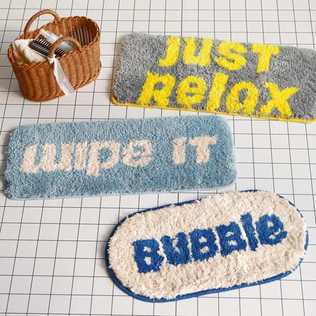 LOGO BATH MAT / ふんわりとした踏み心地で足元の水分をしっかりキャッチ