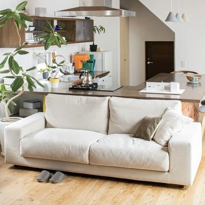 ザ・コンランショップ、 フェザークッションを使用したモダンな一人人掛けソファ ザ・コンランショップ、 フェザークッションを使用したモダンな一人人