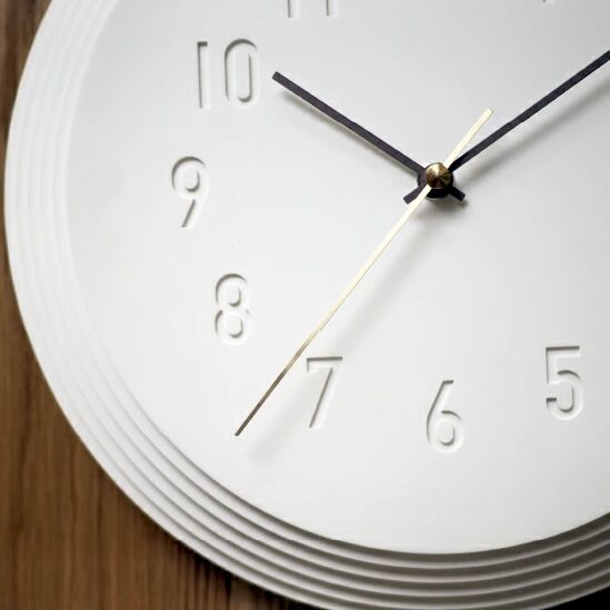 KUUTAMO sweepmovement clock / 陶器のようなオフホワイトの文字