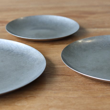 GRACE ROUND FLAT PLATE / ヴィンテージ食器のようなマットな質感を再現したステンレスプレート / ペア2枚入り