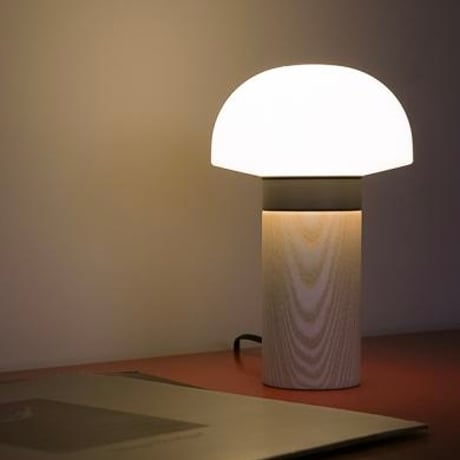 Joo stand light / WH , GY / クラシカルさと現代的な雰囲気を併せ持つ コンパクトで印象的なデザインのテーブルランプ