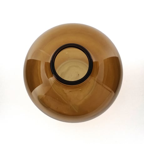 COLOR GRASS FLOWER VASE / 植物の色彩を引き立てる、アンバーとグリーンの温かみのあるフラワーベース