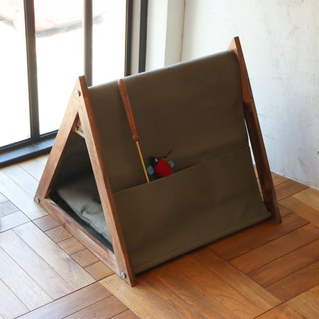 CAT TRIANGLE TENT / 三角形のデザインが印象的なテント型ねこベッド / BY THE AROROG / GROOM