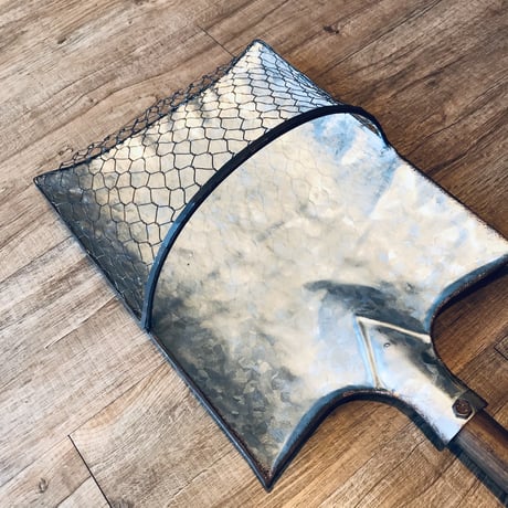ヴィンテージな味わいのあるユニークなウォールバスケット/  H 49.5cm W26