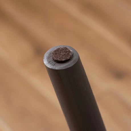 ROUND TABLE / WHITE ' N ' GRAY / トレンドなデザインがテーブルの上の料理や小物を引き立たせるテーブル