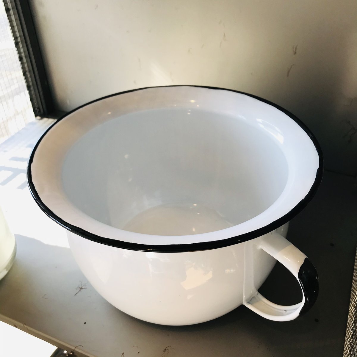 ホーローチャンバーポット / インテリアに映えるフォルムが可愛い琺瑯