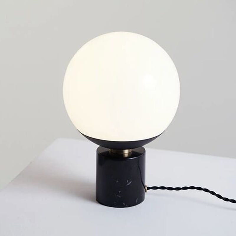 シックな佇まいで品の良いガラスボールが可愛いテーブルランプ / 北欧