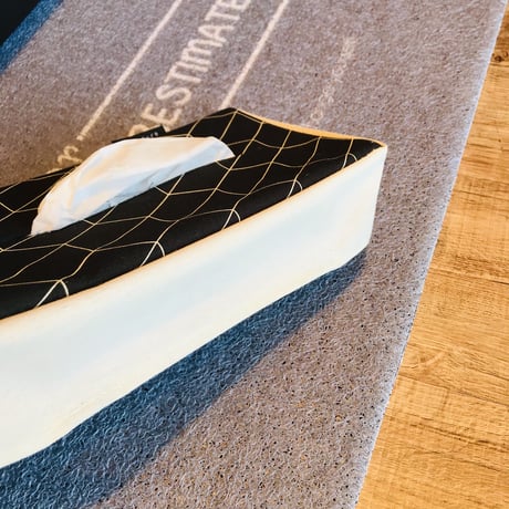幾何学模様がスタイリッシュでモダンなティッシュボックスカバー / TISSUE CASE  ▶︎NORDIC&Co / BK & IVORY