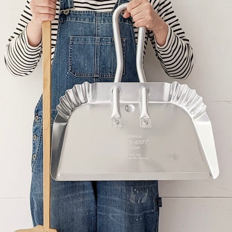 ALUMINUM DUSTPAN / アルミ素材の軽量で実用的なちりとり / ダストパン