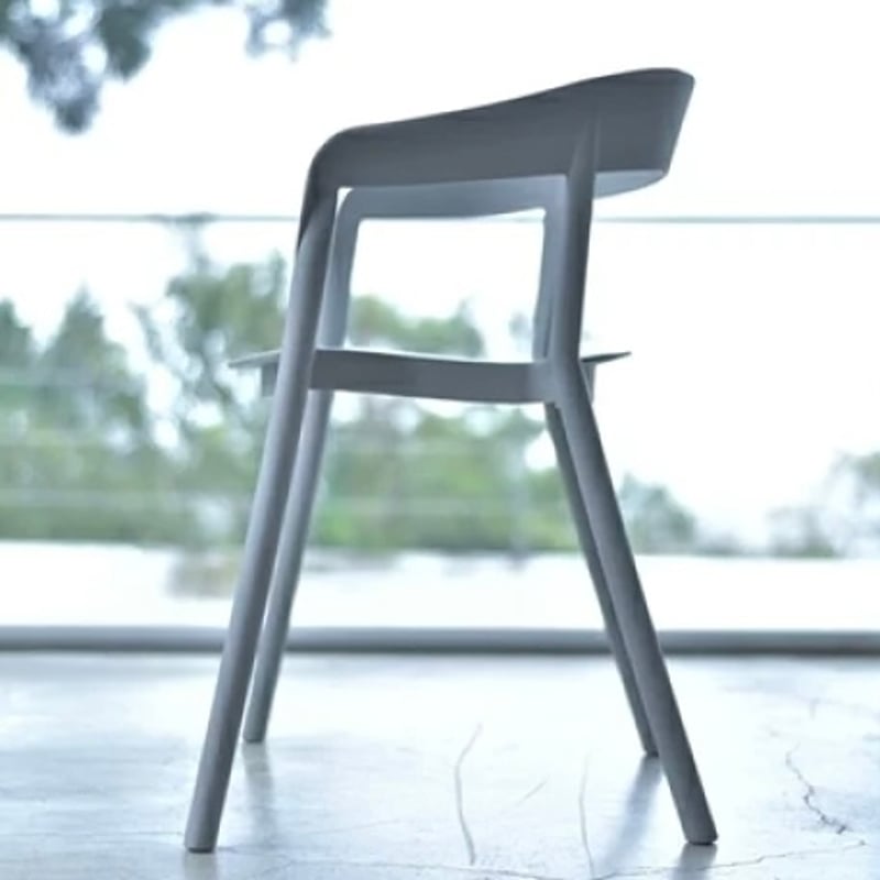CHAIR02 / デザインと快適性を融合したスタッキングチェア